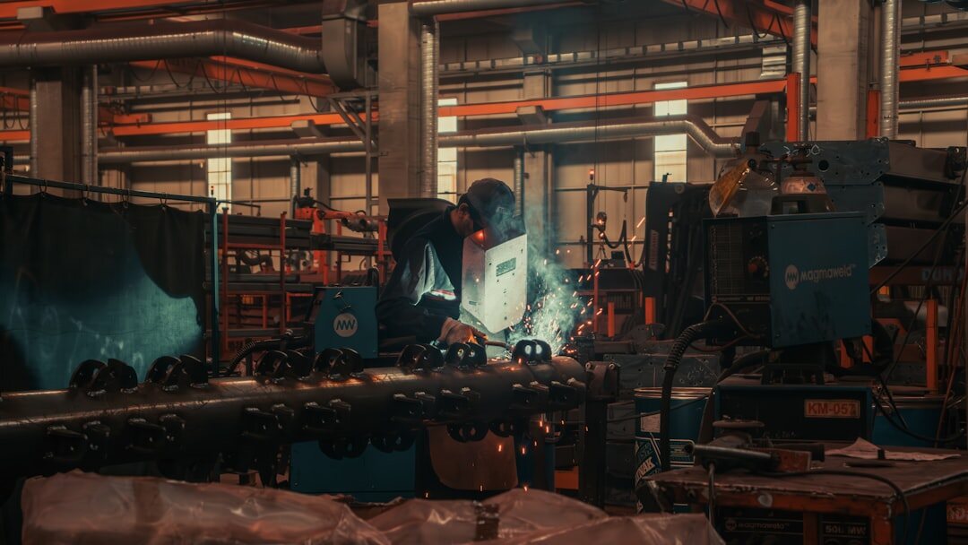 Endüstriyel robot kolu teknoloji fabrikasında